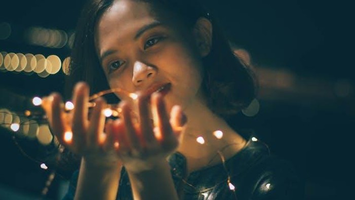 7 Ciri Kepribadian Unik Anak Bungsu, Si Pandai Membaca Emosi