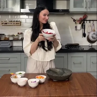 Intip 7 Tampilan Dapur Asmirandah yang Estetik Perpaduan Dua Elemen Keramik & Kayu