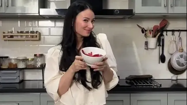 Intip 7 Tampilan Dapur Asmirandah yang Estetik Perpaduan Dua Elemen Keramik dan Kayu