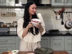 Intip 7 Tampilan Dapur Asmirandah yang Estetik Perpaduan Dua Elemen Keramik & Kayu