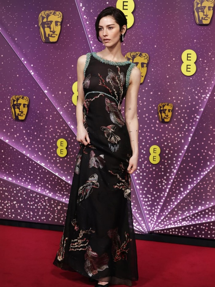 Gracie Abrams mengenakan gaun custom dari Chanel. Bordiran membentuk ikan menggunakan benang metalik beri sentuhan playful pada gaun hitam nan sleek itu./ Foto: instagram.com/chanelofficial