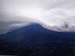 Gunung Semeru Luncurkan Awan Panas Guguran Sejauh 3 Km
