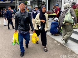 Ngabuburit di Markas Polisi, Warga Bandung Berburu Sembako Murah