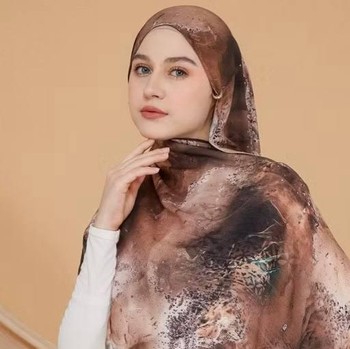 BeauPicks: 6 Rekomendasi Hijab Viscose Bermotif yang Bisa Kamu Coba
