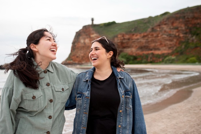 Orang berkarisma juga sosok yang bijaksana. Mereka memerhatikan setiap kata yang dikeluarkan dan caranya bertingkah laku.