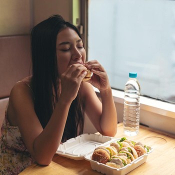 Sering Disalahpahami, 5 Ciri Kepribadian Orang yang Nyaman Makan Sendirian di Tempat Umum