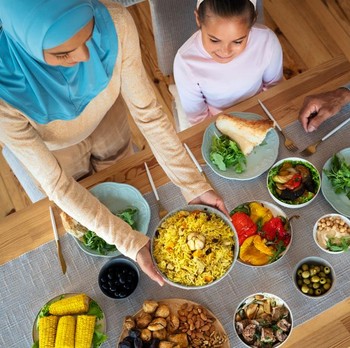 Serunya 5 Tradisi Makan saat Lebaran, dari Makmeugang sampai Binarundak