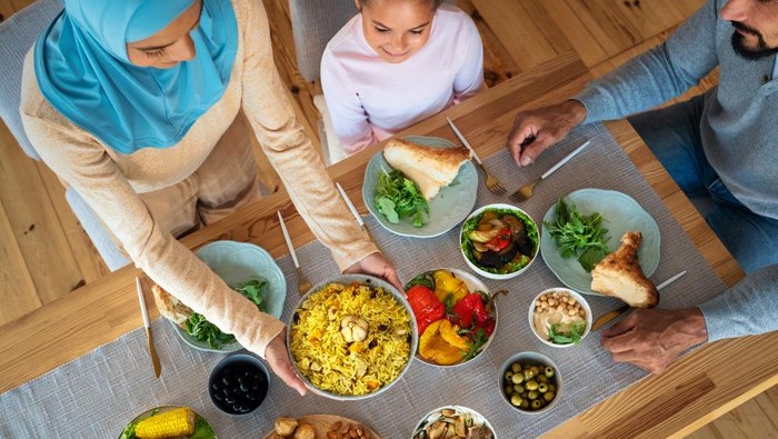 Serunya 5 Tradisi Makan saat Lebaran, dari Makmeugang sampai Binarundak