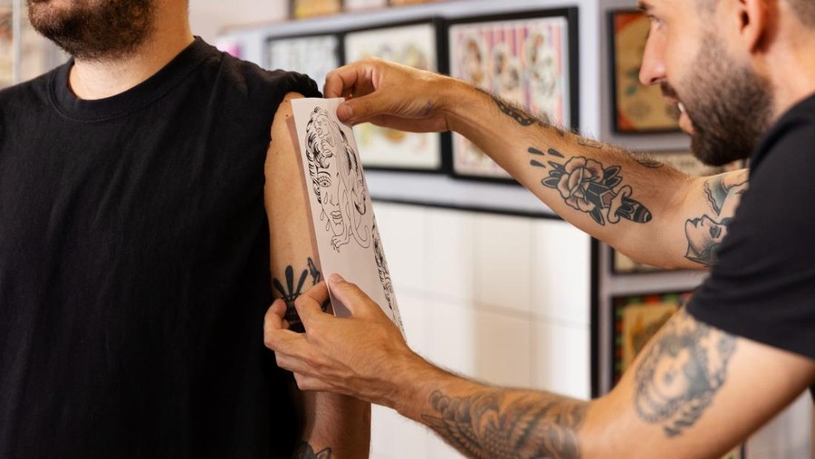 Ilustrasi orang bertato&comma; tato