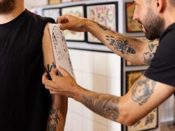 Hukum Salat bagi Orang Bertato, Sah atau Tidak?