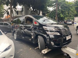 Alphard hingga Xpander Kecelakaan Beruntun di Jalan Darmo Surabaya