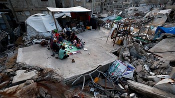 FOTO: Keteguhan Warga Gaza Jaga Tradisi Ramadan di Tengah Reruntuhan