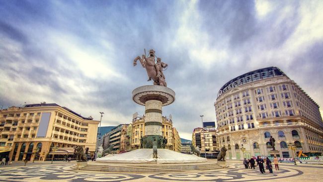 Makedonia Utara berada di utara Eropa, yang berbatasan dengan Yunani, Albania, Bulgaria, Kosovo, dan Serbia. Untuk sampai ke Skopje, bisa menggunakan pesawat.