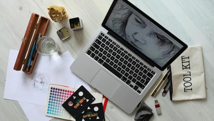 Orang yang mejanya berantakan lebih kreatif. Lingkungan berantakan mendorong kreativitas.