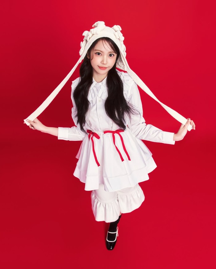 Latar bewarna merah dalam foto konsep comeback terbaru 'RUDE!' sangat menonjolkan pesona beragam Carmen mulai dari anggun, cantik, dan manis yang menjadi kebanggaan Indonesia, Beauties./ Foto: instagram.com/hearts2hearts