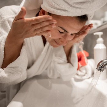 4 Manfaat Mencuci Muka Sebelum Tidur