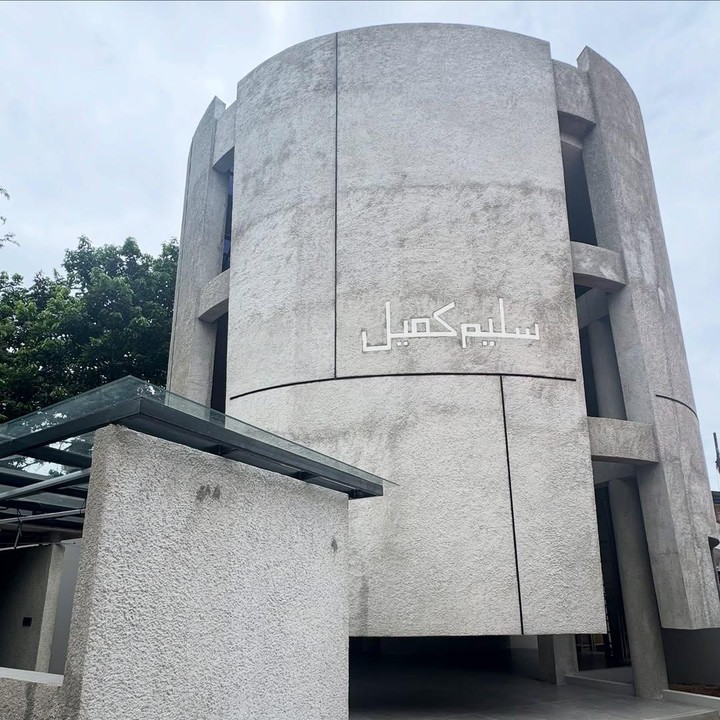 <p>Di area selasar masjid, Zaskia membuat pijakan yang terbuat dari kayu cokelat. Di luar area masjid, Bunda enam anak ini membangun tempat wudhu yang desainnya juga mirip dengan bangunan utama masjid. (Foto: Instagram @zaskiadyamecca)</p>