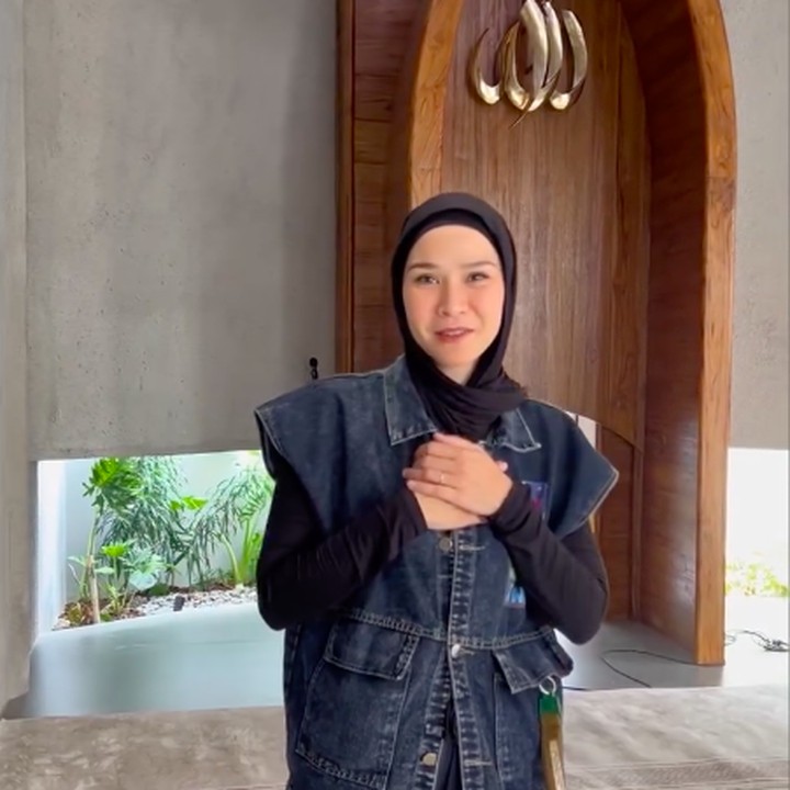 <p>Zaskia mengungkap rasa bahagianya karena impiannya untuk membangun masjid bisa tercapai. "Izinkan ku berbagi rasa.. Ketika menyaksikan mimpi yang terwujud, hati penuh sesak dengan rasa syukur juga haru!! Hati lega segera berganti dengan tanggung jawab baru, amanah yang gak kalah besarnya. Karna membuat masjid bukan sekedar membangun sebuah bangunan indah ataupun megah. Tapi bagaimana menghidupkan dan menjadikan kehadirannya menjadi berkah untuk jamaah juga lingkungan sekitarnya," tulisnya di Instagram. (Foto: Instagram @zaskiadyamecca)</p>