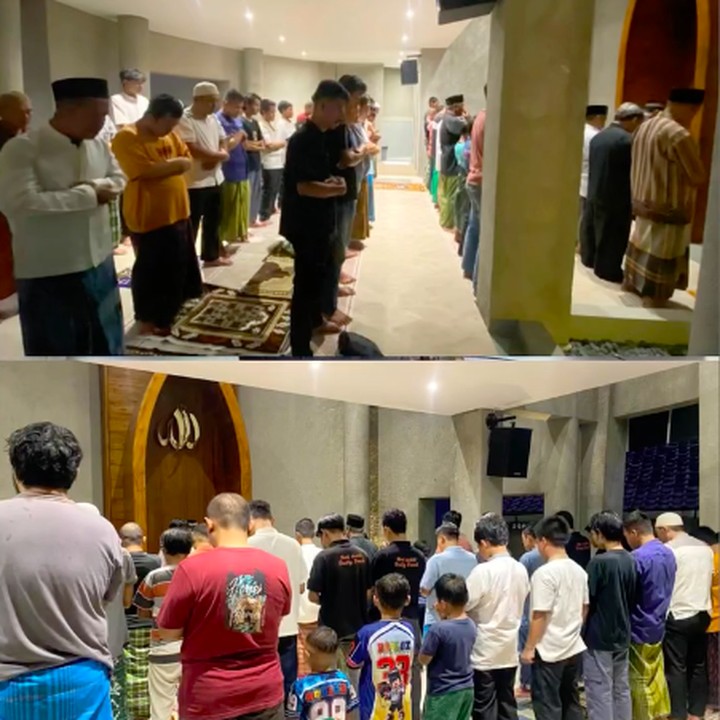 <p>Dalam video unggahannya, Zaskia menunjukkan suasana masjid saat digunakan untuk salat berjamaah. Ia mengaku terharu karena bisa menyaksikkan masjid itu ramai oleh warga yang beribadah. "Salat sekarang sudah <em>full</em>, sudah lima waktu ada imam, jama'ahnya sampai ke belakang, sudah ada ibu-ibu, anak-anak, dan warna di sini. Saya terharu," tulisnya. (Foto: Instagram @zaskiadyamecca)</p>