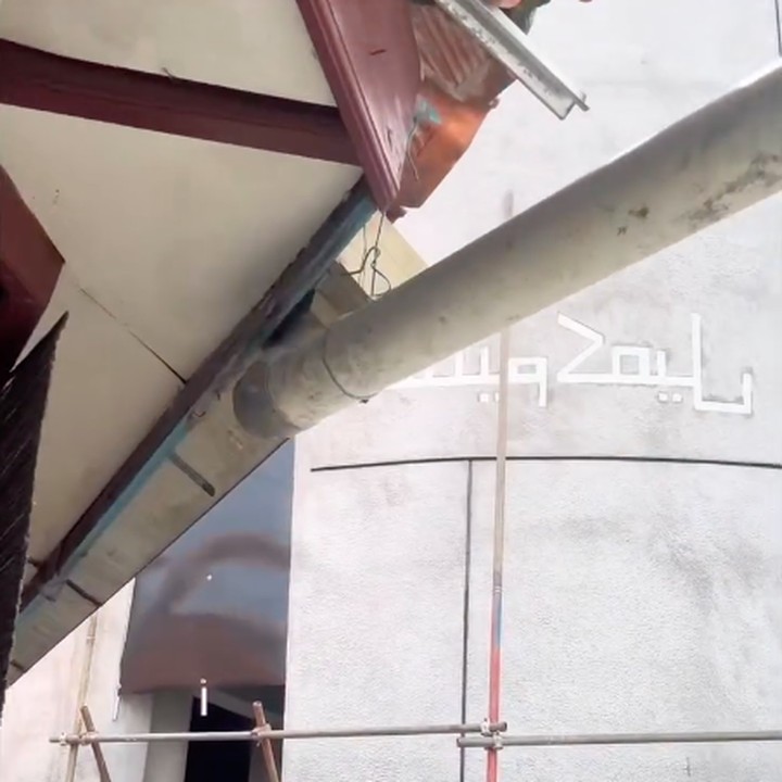 <p>Masjid yang dibangun oleh Zaskia ini memiliki desain unik dengan bentuk seperti bangunan melingkar dan didominasi warna abu-abu seperti bebatuan. Menurut Zaskia, masjid ini hampir selesai dibangun, tetapi sudah bisa digunakan oleh warga sekitar untuk beribadah di bulan Ramadhan tahun ini. "Masjid ini hampir selesai, tapi <em>alhamdulillah</em> sudah mulai bisa dipergunakan untuk shalat.<em> Insyaa Allah</em> ketika sudah dirasa tuntas pembangunan juga <em>finishingnya</em>, ku akan syukuran sambil mengundang semua yang terlibat dalam pembuatannya," ungkap istri Hanung Bramantyo ini. (Foto: Instagram @zaskiadyamecca)</p>