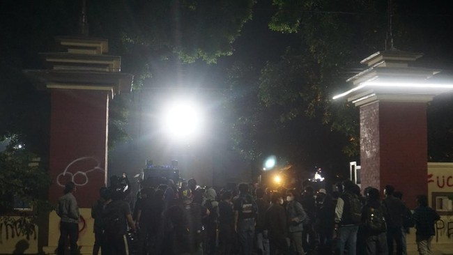 Ratusan orang menggeruduk Mapolda DIY sebagai protes terhadap kekerasan polisi, termasuk kasus penganiayaan anak di Maluku Utara.