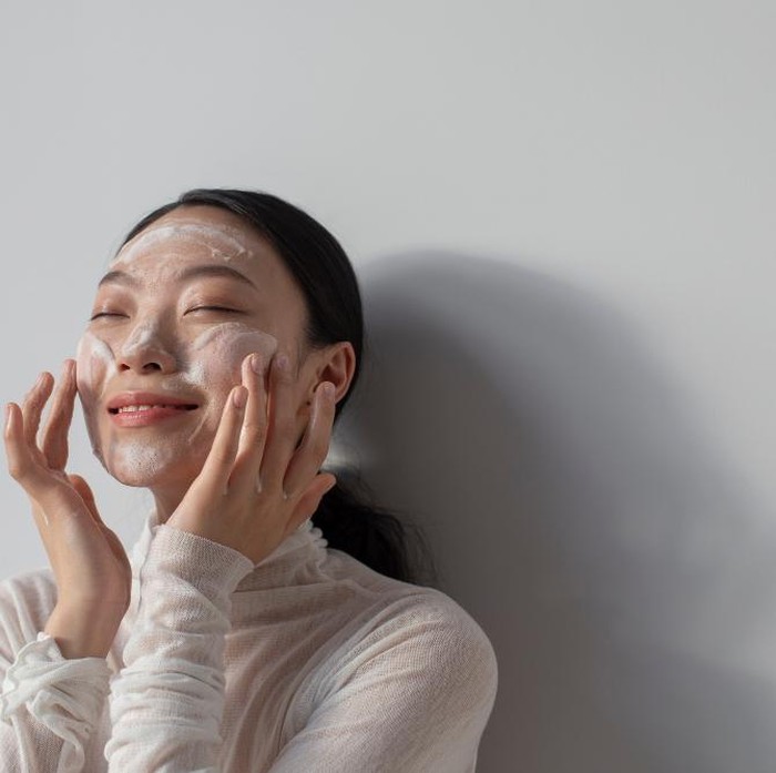 Salah satu manfaat paling penting dari mencuci muka sebelum tidur adalah mencegah munculnya jerawat. Ketika pori-pori tersumbat, bakteri mudah berkembang biak, dan di situlah jerawat mulai muncul.