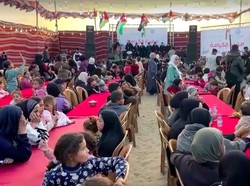 Video: Momen Haru Anak Yatim Gaza Buka Puasa Bareng di Tenda Darurat