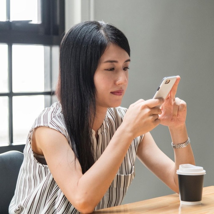 oversharing adalah berbagi informasi pribadi lebih banyak daripada yang diperlukan untuk hubungan atau situasi tertentu.