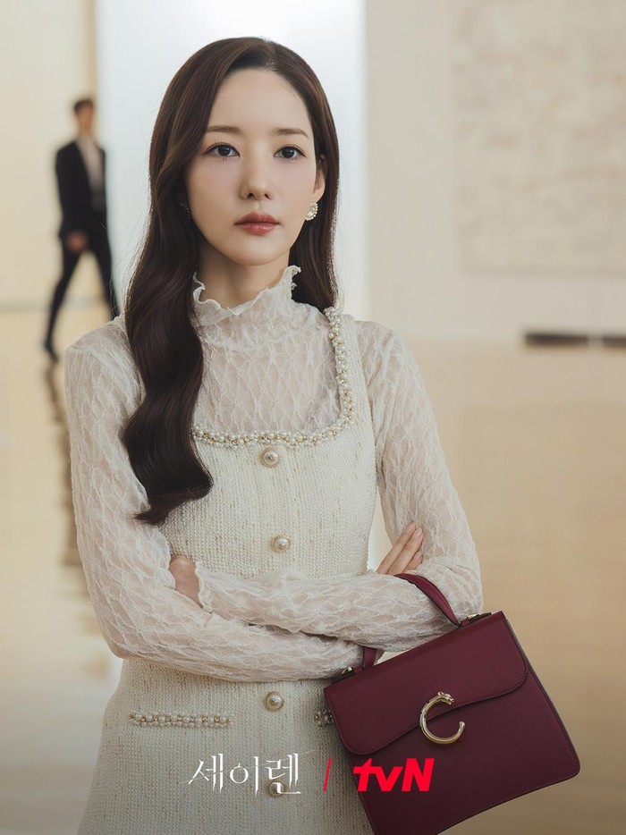 Hal tersebut dapat terlihat dari sejumlah gaya modisnya menggunakan berbagai fashion item./ Foto: instagram.com/tvn_drama