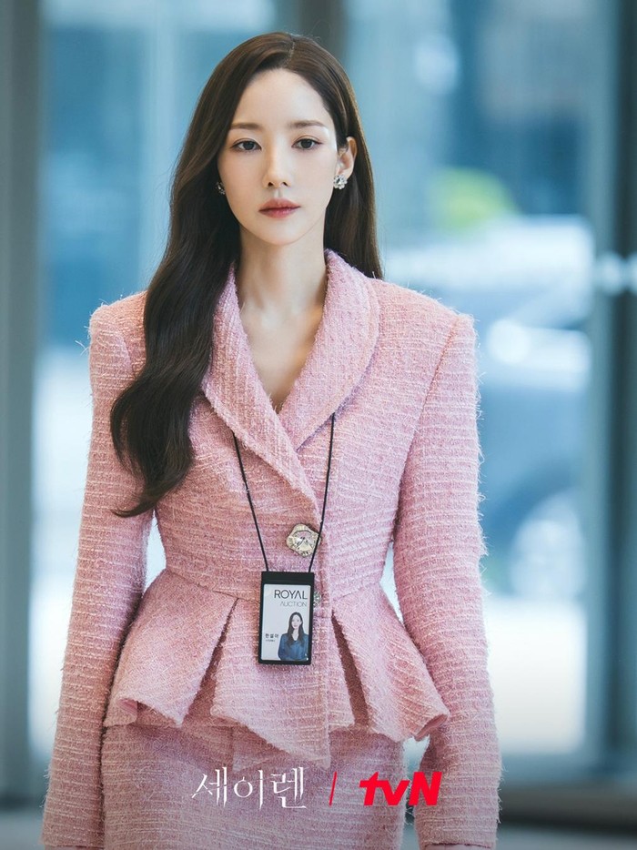 Ia memerankan karakter Han Seol Ah, seorang juru lelang seni ternama di Royal Auction./ Foto: instagram.com/tvn_drama