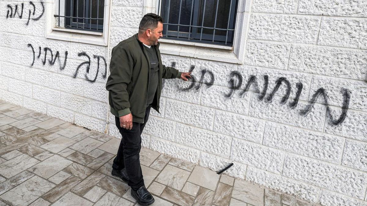 Pemukim Israel Bakar Dua Masjid Palestina di Tepi Barat