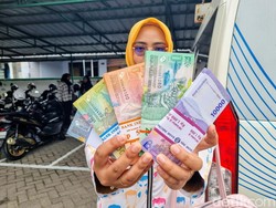 Warga Ponorogo Rela Antre Berjam-jam Demi Tukar Uang Baru untuk Lebaran