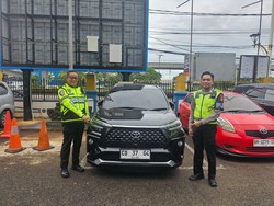 Polisi Amankan Mobil Avanza Veloz Berpelat Kedubes Rusia, Langsung Ditilang