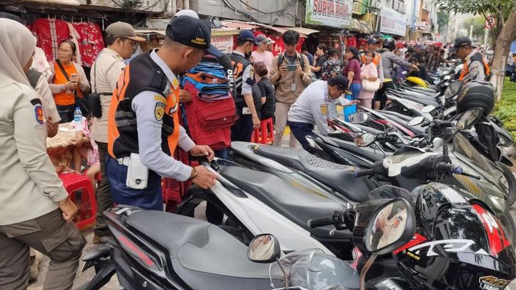 Operasi Cabut Pentil, Puluhan Motor Kempes Ban di Glodok Jakbar
