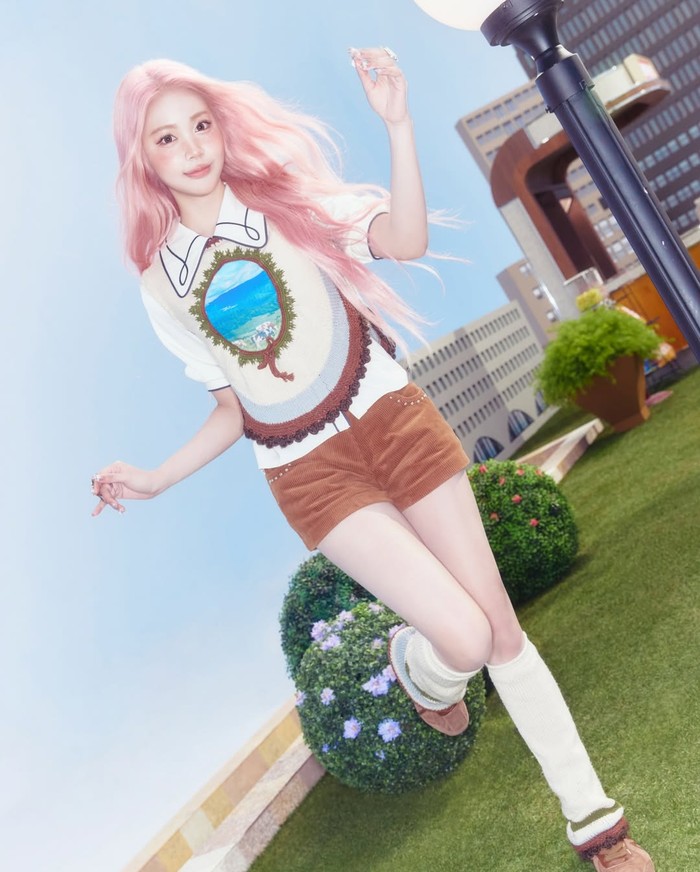 Puncaknya, Carmen berhasil menjadi pusat perbincangan netizen Korea karena kecantikan tak nyata ketika tampil mengejutkan dengan rambut bewarna pink yang menjadikannya seperti karakter animasi./ Foto: instagram.com/hearts2hearts