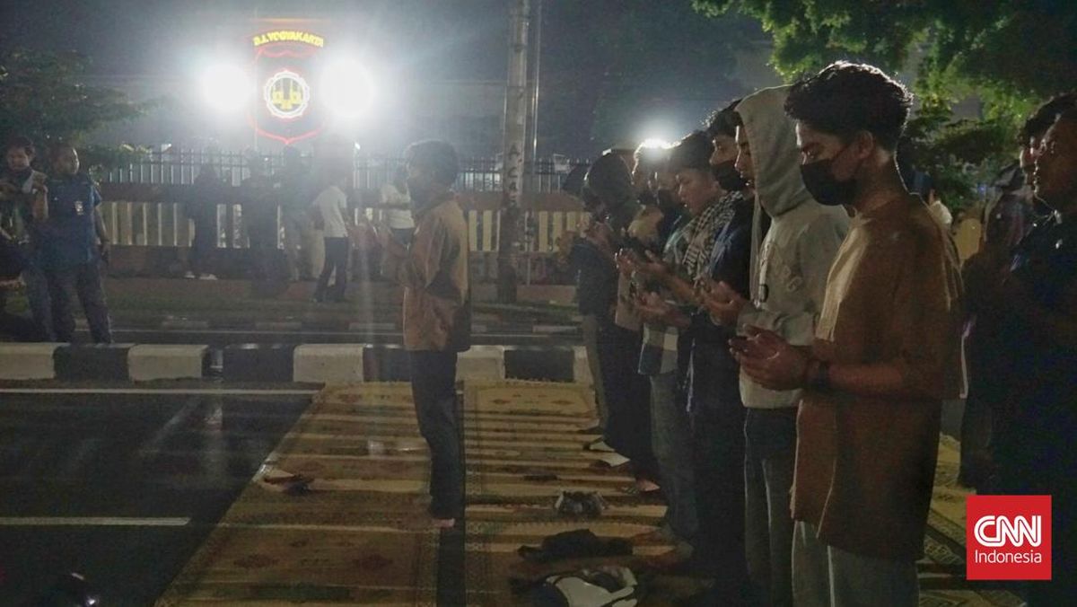 Massa Aksi Gelar Salat Gaib di Depan Mapolda DIY