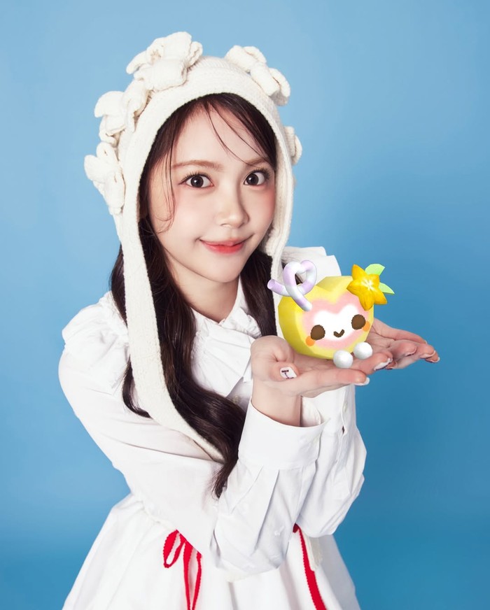 Seiring waktu meniti karier, Carmen terus menunjukkan transformasi penampilan yang lebih baik dan aura bintangnya semakin bersinar. Tak jarang, visual Carmen menyerupai seniornya di SM Entertainment yang dijuluki dewi yakni Yoona SNSD./ Foto: allkpop