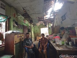 Kisah Pilu Pasutri di Cirebon, Hidup di Bawah Ancaman Rumah Ambruk