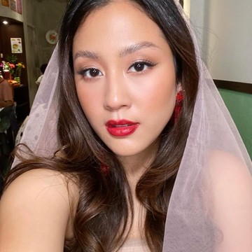 3 Varian Gaya Lipstik Merah yang Bold dan Chic, Berani Coba buat Makeup Lebaran?