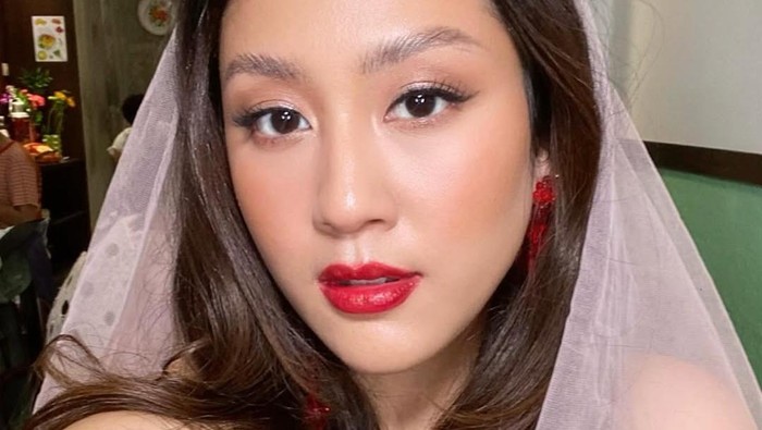 3 Varian Gaya Lipstik Merah yang Bold dan Chic, Berani Coba buat Makeup Lebaran?