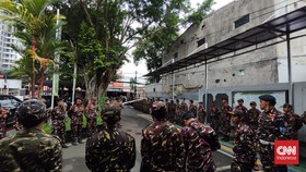 Rombongan Banser Barikade Ketat Sidang Perdana Praperadilan Yaqut