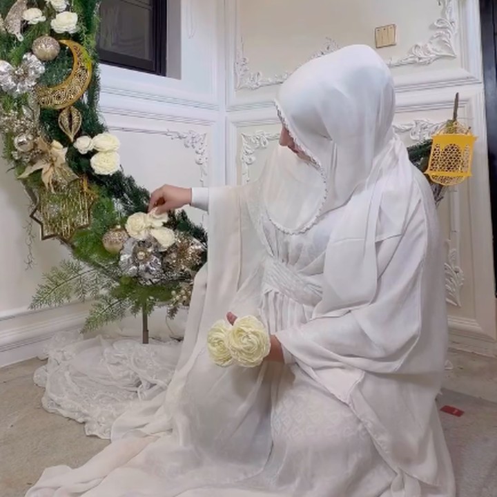 <p>Dalam video tersebut, ia mendekorasi ulang kerangka berbentuk bulan sabit yang menjadi simbol Ramadhan. Jika tahun sebelumnya dihiasi bunga berwarna merah muda, kali ini Tasyi menggantinya dengan mawar putih. (Foto: Instagram @tasyiiathasyia)</p>