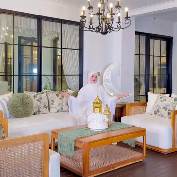 <p>Area ruang keluarga turut dipercantik dengan nuansa hijau dan putih, lengkap dengan ornamen bulan sabit yang ditempatkan di atas meja kecil di sudut ruangan. Dekorasi ini menambah kesan elegan sekaligus hangat, bukan, Bunda? (Foto: Instagram @tasyiiathasyia)</p>