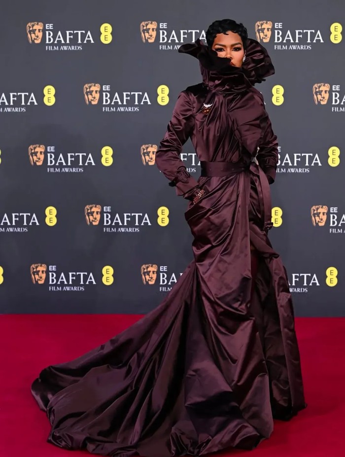 Teyana Taylor tampil dramatis di British Academy Film Awards dengan gaun ungu rancangan Burberry dan perhiasan langka Tiffany & Co./Foto: instagram.com/myattire2816