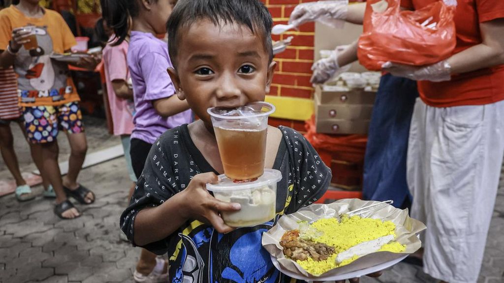 FOTO: Wajah Toleransi dari Petak Sembilan Lewat Tradisi Berbagi Takjil