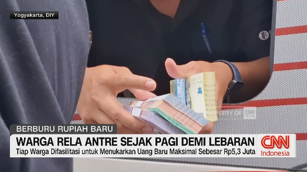 VIDEO: Warga Rela Antre Sejak Pagi Demi Menukar Uang Baru