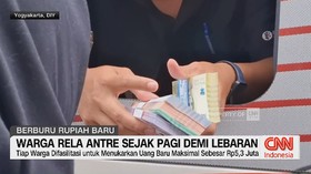 VIDEO: Warga Rela Antre Sejak Pagi Demi Menukar Uang Baru