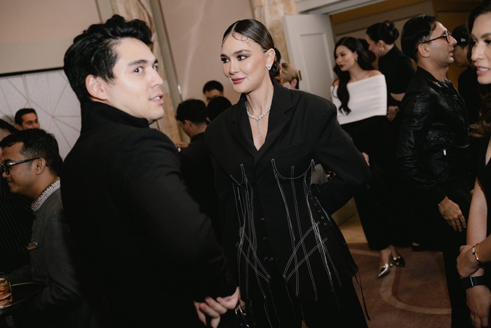 Luna Maya dan Maxime Bouttier turut dijumpai di venue acara, Beauties! Sama-sama rapi mengenakan busana tailored, Luna Maya edgy dalam balutan outfit&nbsp;kreasi Shein Sheila, sedangkan Maxime dalam rancangan Dikha Sigit / Foto: Dok. YSL/Isac