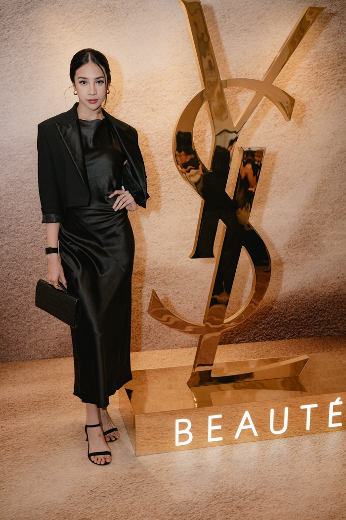 Sleek satin dress rona hitam memang&nbsp;nggak pernah salah dikenakan untuk acara malam. Anya Geraldine mengombinasikannya dengan cropped blazer&nbsp;dengan notch lapels senada serta minimalist heels yang menambah&nbsp;kesan modern/ Foto: Dok. YSL/Isac