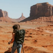 5 Ciri Kepribadian Orang yang Senang Bepergian Sendiri